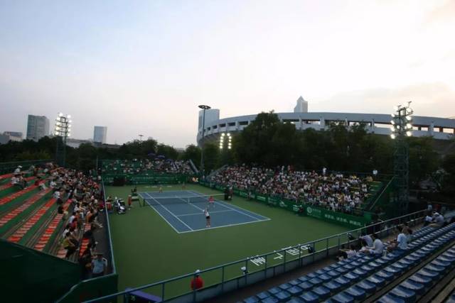 应也是褒贬 应也是褒贬