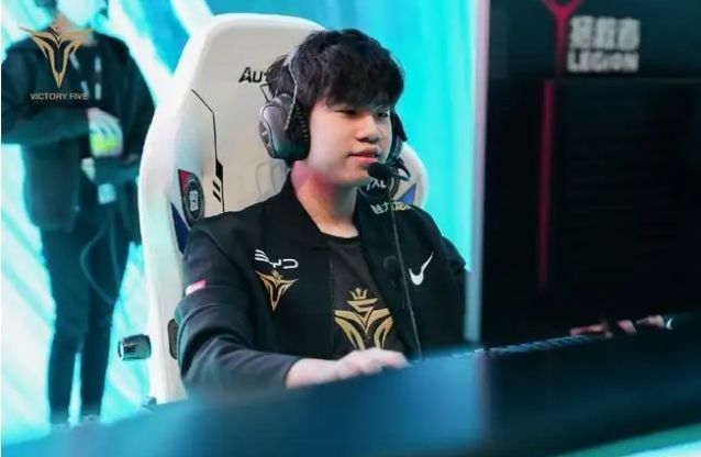 的防守显得 的防守显得